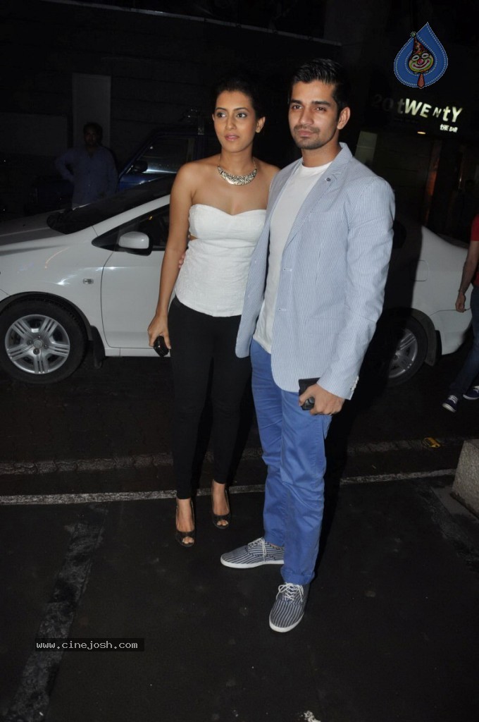 Bolly Celebs at Lootera Success Bash - 36 / 92 photos