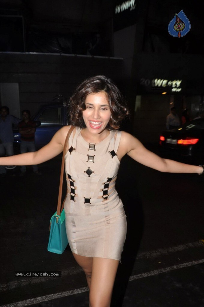 Bolly Celebs at Lootera Success Bash - 37 / 92 photos