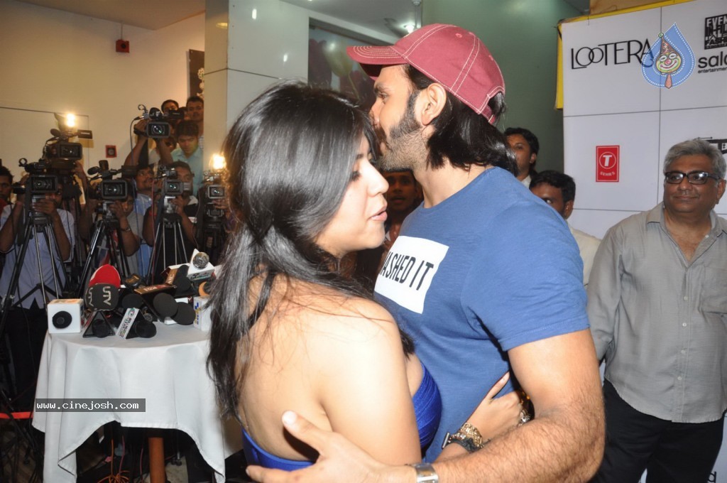 Bolly Celebs at Lootera Success Bash - 39 / 92 photos