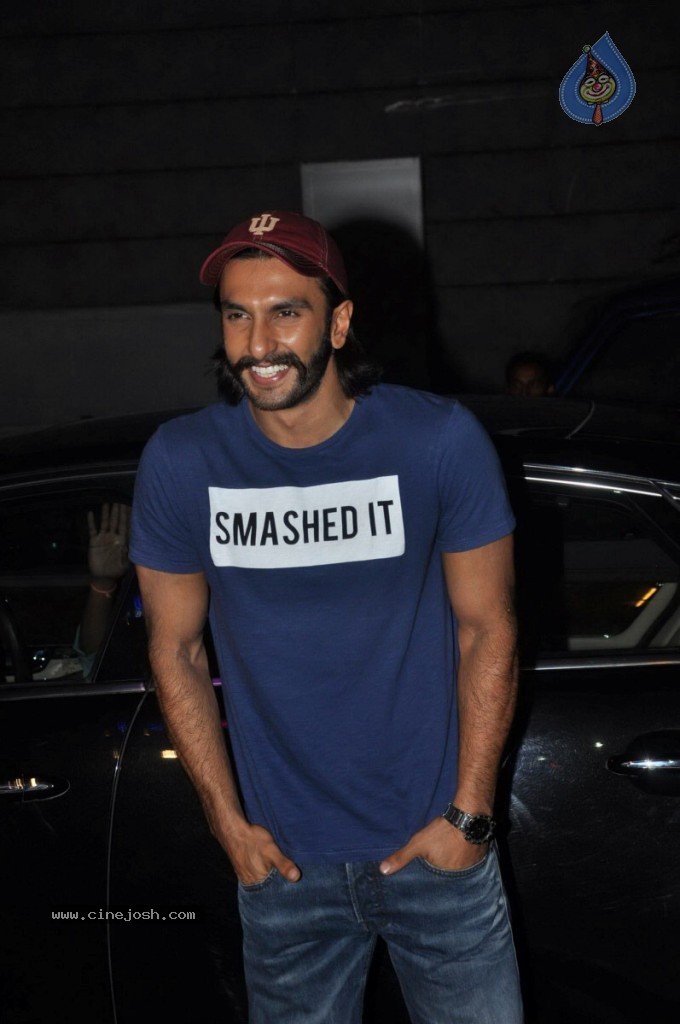 Bolly Celebs at Lootera Success Bash - 42 / 92 photos