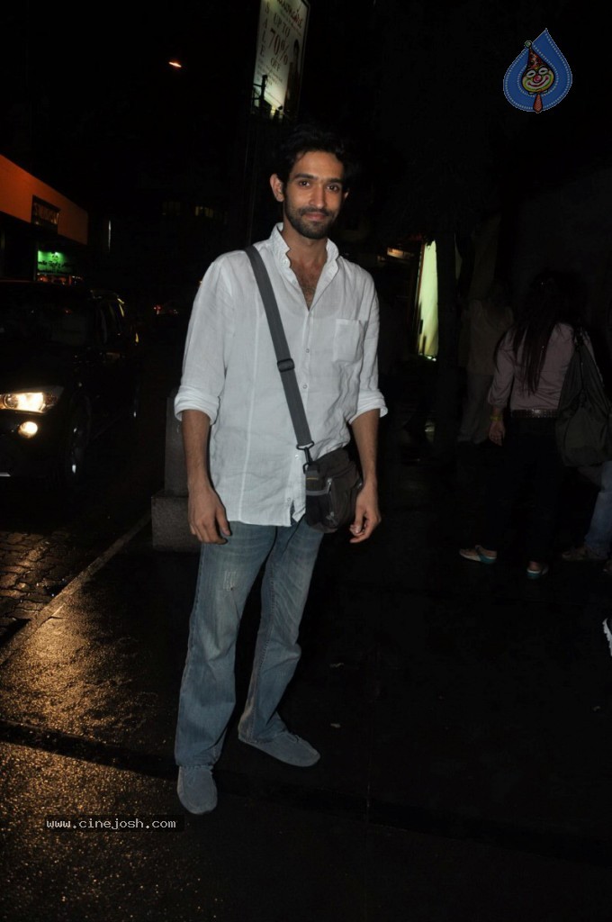 Bolly Celebs at Lootera Success Bash - 50 / 92 photos