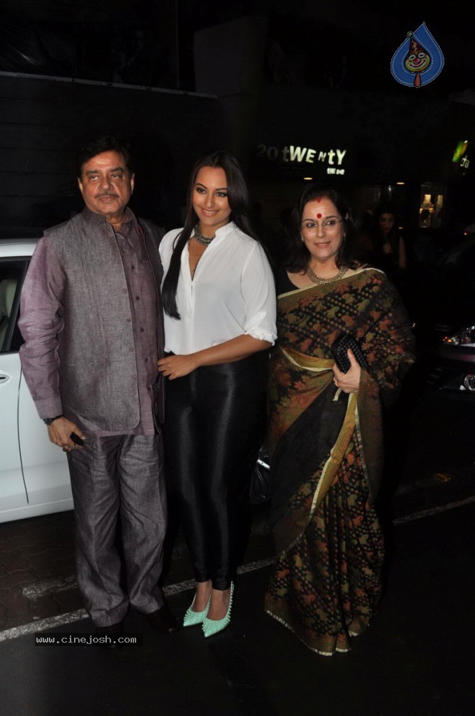 Bolly Celebs at Lootera Success Bash - 58 / 92 photos