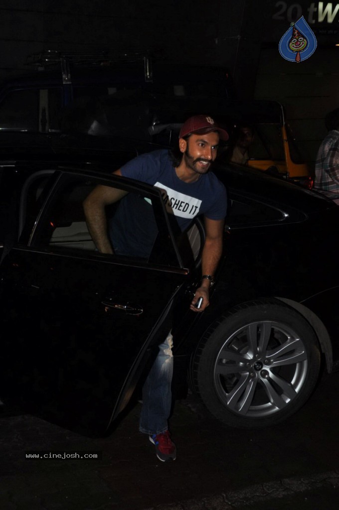 Bolly Celebs at Lootera Success Bash - 66 / 92 photos