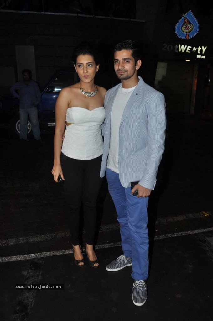 Bolly Celebs at Lootera Success Bash - 71 / 92 photos