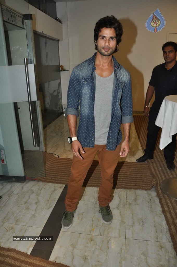 Bolly Celebs at Lootera Success Bash - 87 / 92 photos