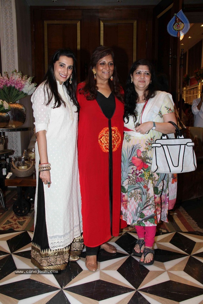 Bolly Celebs at Mana Shetty Araaish Exhibition  - 15 / 30 photos