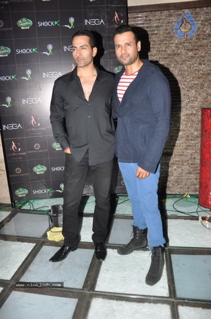 Bolly Celebs at Manali Jagtap Fashion Show - 23 / 58 photos