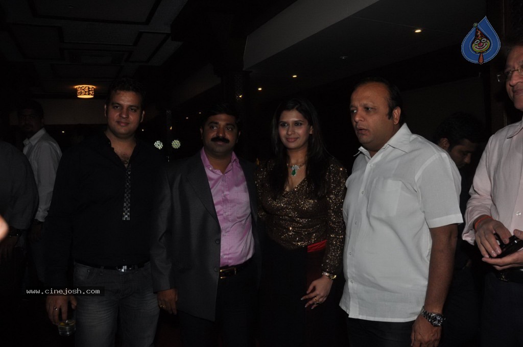 Bolly Celebs at Manali Jagtap Fashion Show - 26 / 58 photos