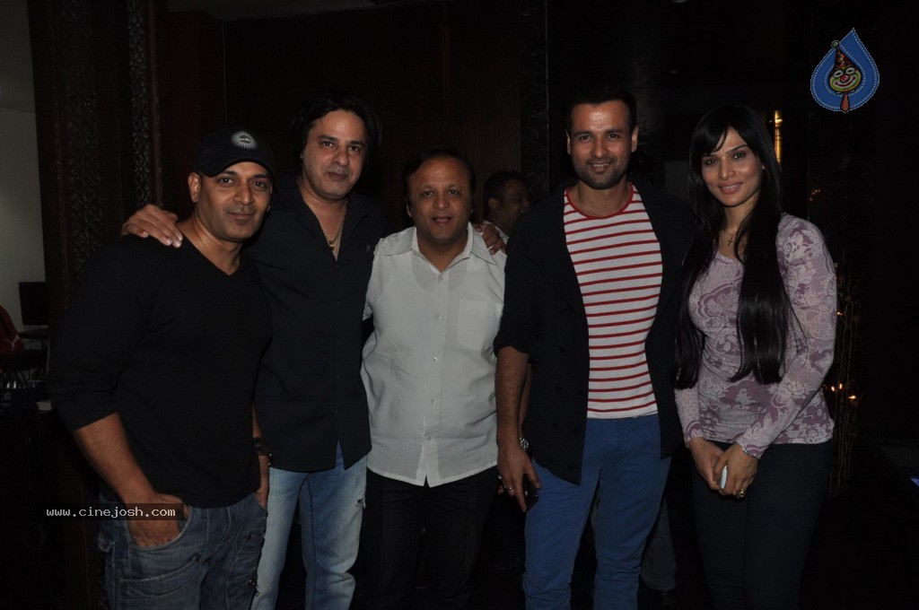 Bolly Celebs at Manali Jagtap Fashion Show - 29 / 58 photos