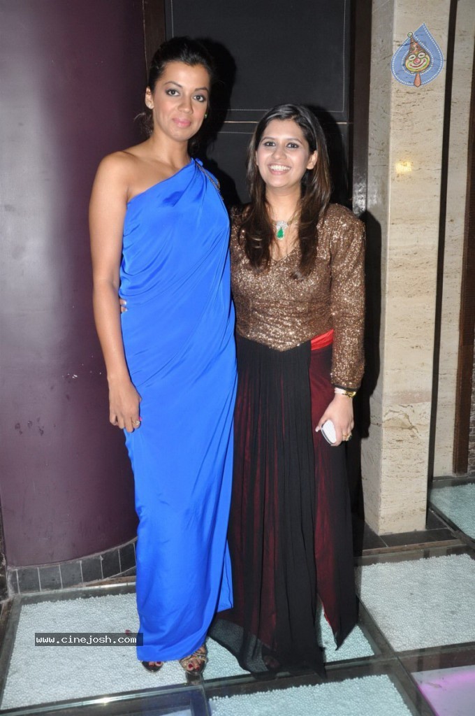 Bolly Celebs at Manali Jagtap Fashion Show - 35 / 58 photos