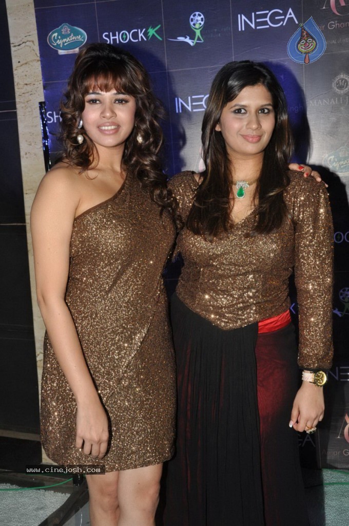 Bolly Celebs at Manali Jagtap Fashion Show - 36 / 58 photos