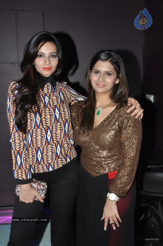 Bolly Celebs at Manali Jagtap Fashion Show - 38 / 58 photos