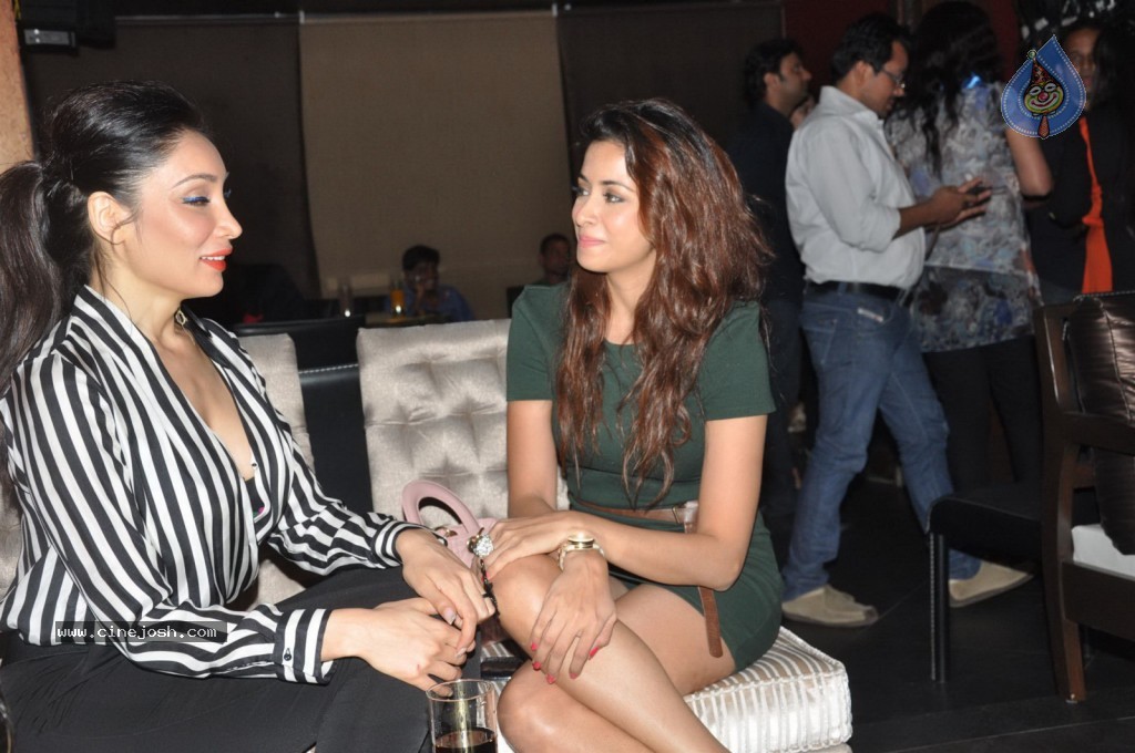 Bolly Celebs at Manali Jagtap Fashion Show - 46 / 58 photos