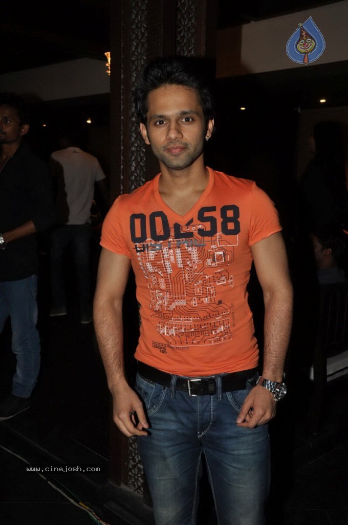 Bolly Celebs at Manali Jagtap Fashion Show - 51 / 58 photos