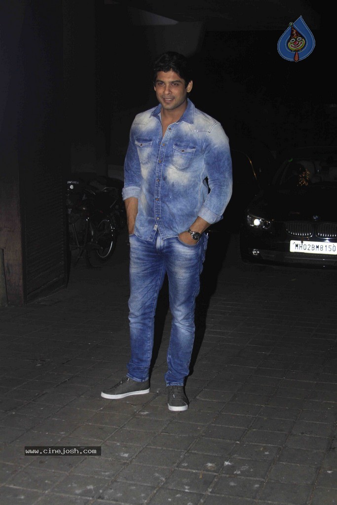 Bolly Celebs at Manish Malhotra Bday Party - 21 / 51 photos