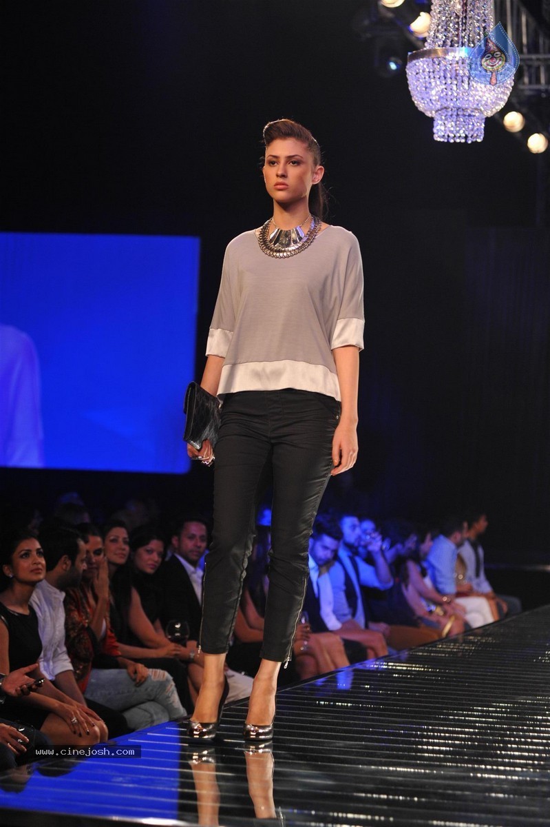 Bolly Celebs at Marquis Collections Launch - 55 / 151 photos