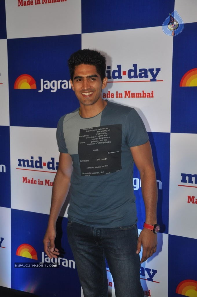 Bolly Celebs at Mid Day Newspaper Relaunch Party - 75 / 152 photos