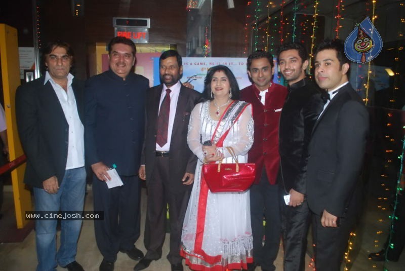 Bolly Celebs at Miley Naa Miley Hum Premiere Show - 47 / 62 photos