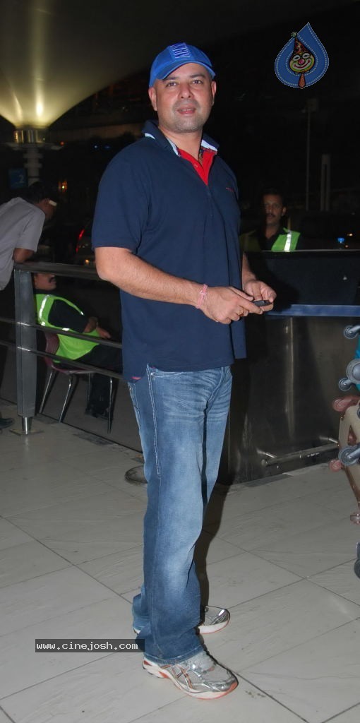 Bolly Celebs at Mumbai Airport - 2 / 30 photos