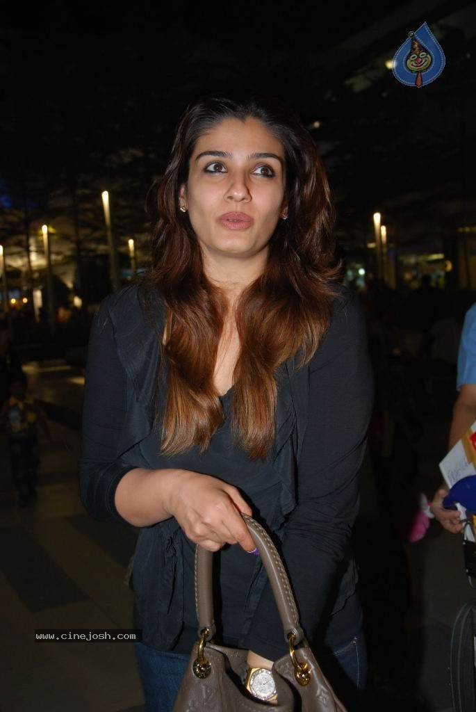 Bolly Celebs at Mumbai Airport - 3 / 30 photos