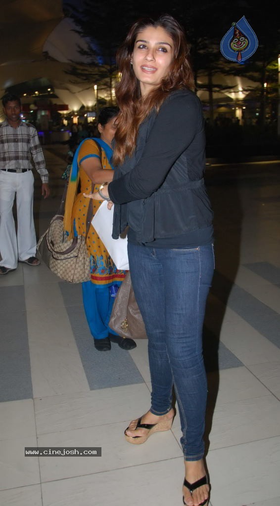 Bolly Celebs at Mumbai Airport - 6 / 30 photos