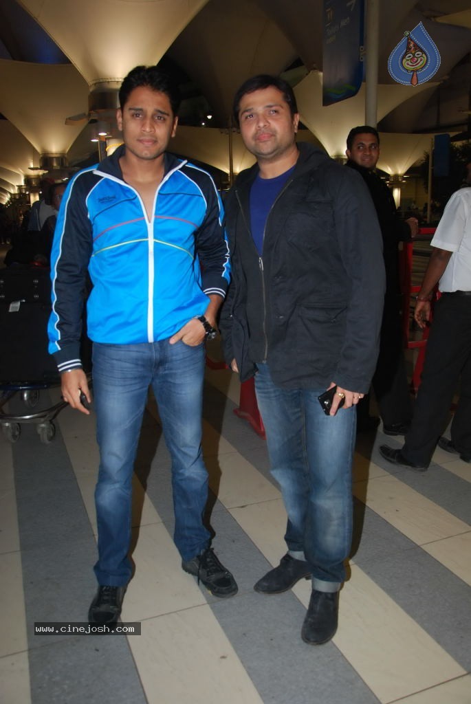 Bolly Celebs at Mumbai Airport - 15 / 30 photos