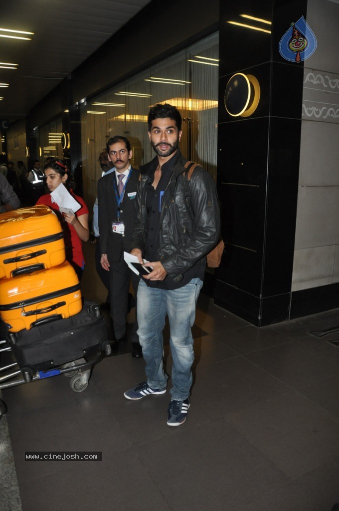 Bolly Celebs at Mumbai Airport - 22 / 31 photos