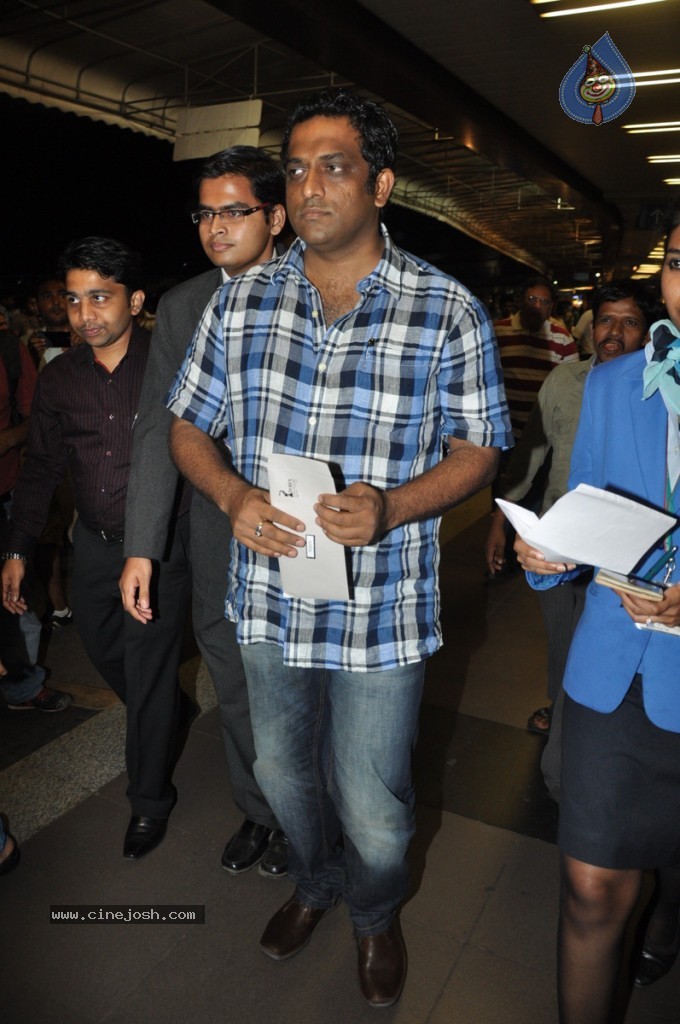 Bolly Celebs at Mumbai Airport - 24 / 31 photos