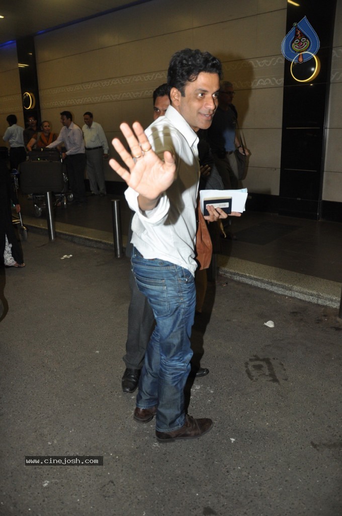 Bolly Celebs at Mumbai Airport - 27 / 31 photos