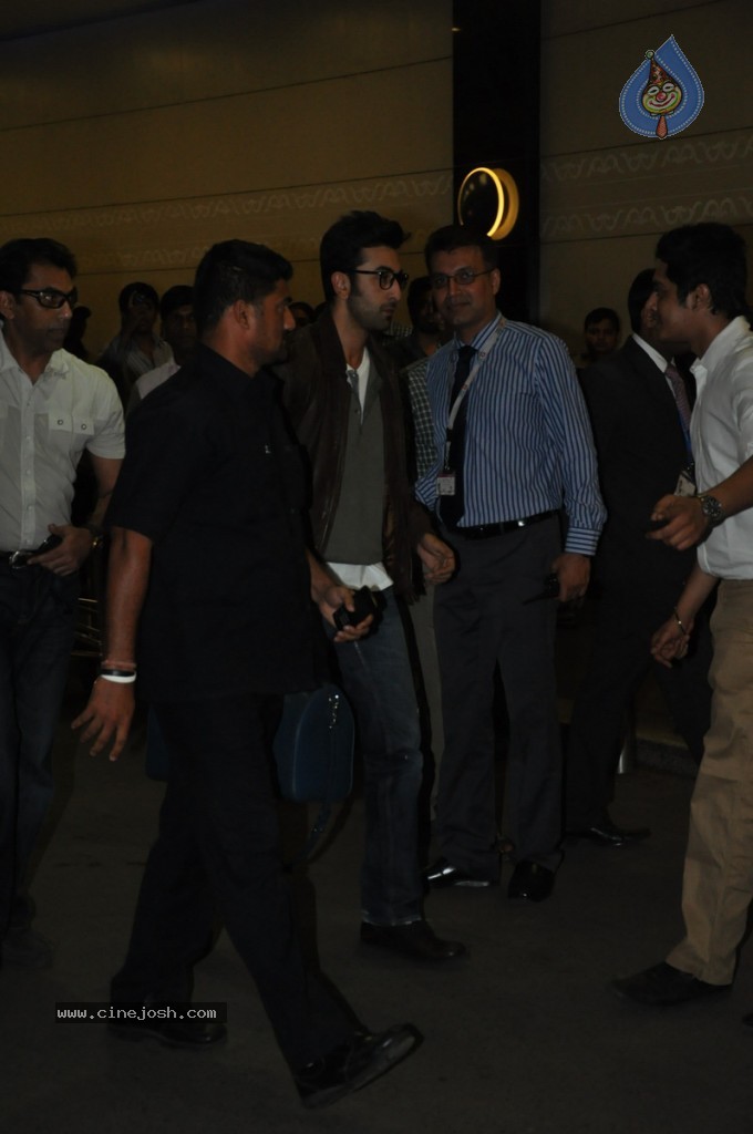 Bolly Celebs at Mumbai Airport - 29 / 31 photos