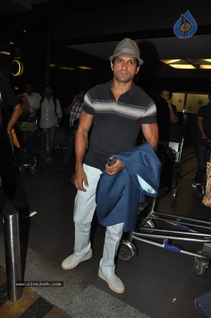 Bolly Celebs at Mumbai Airport - 6 / 40 photos