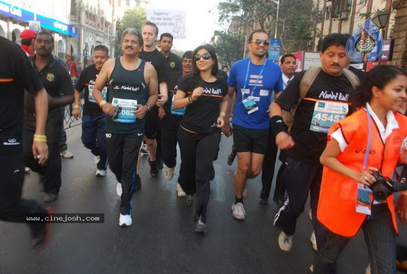 Bolly Celebs at Mumbai Marathon 2011 - 2 / 96 photos