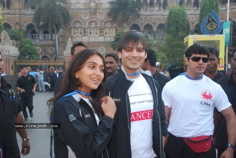 Bolly Celebs at Mumbai Marathon 2011 - 5 / 96 photos