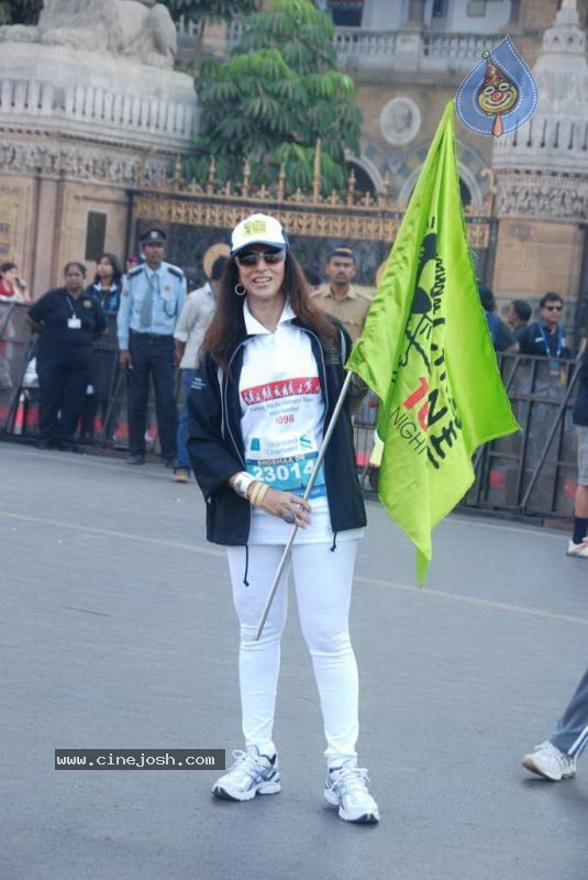 Bolly Celebs at Mumbai Marathon 2011 - 12 / 96 photos
