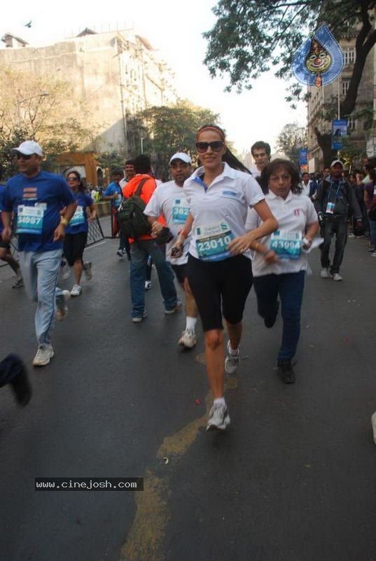 Bolly Celebs at Mumbai Marathon 2011 - 13 / 96 photos