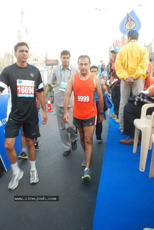 Bolly Celebs at Mumbai Marathon 2011 - 14 / 96 photos
