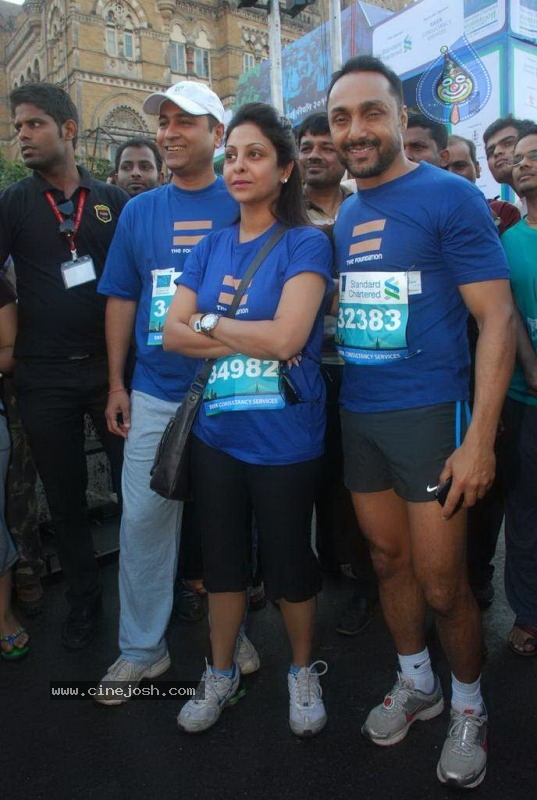 Bolly Celebs at Mumbai Marathon 2011 - 15 / 96 photos