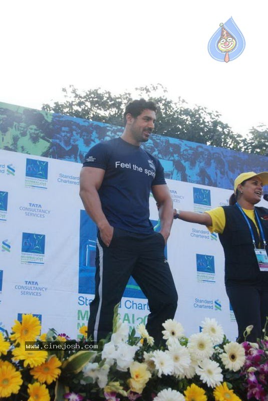 Bolly Celebs at Mumbai Marathon 2011 - 16 / 96 photos