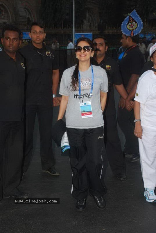 Bolly Celebs at Mumbai Marathon 2011 - 18 / 96 photos