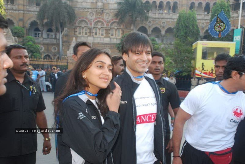 Bolly Celebs at Mumbai Marathon 2011 - 19 / 96 photos