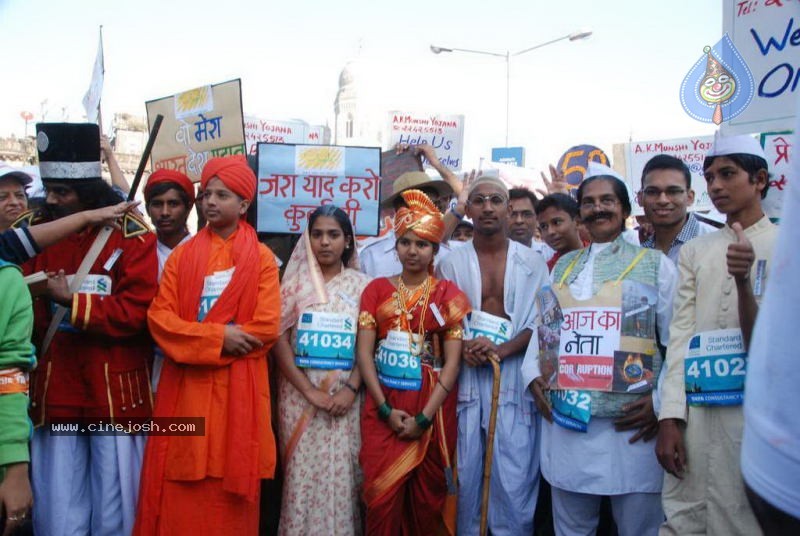 Bolly Celebs at Mumbai Marathon 2011 - 22 / 96 photos