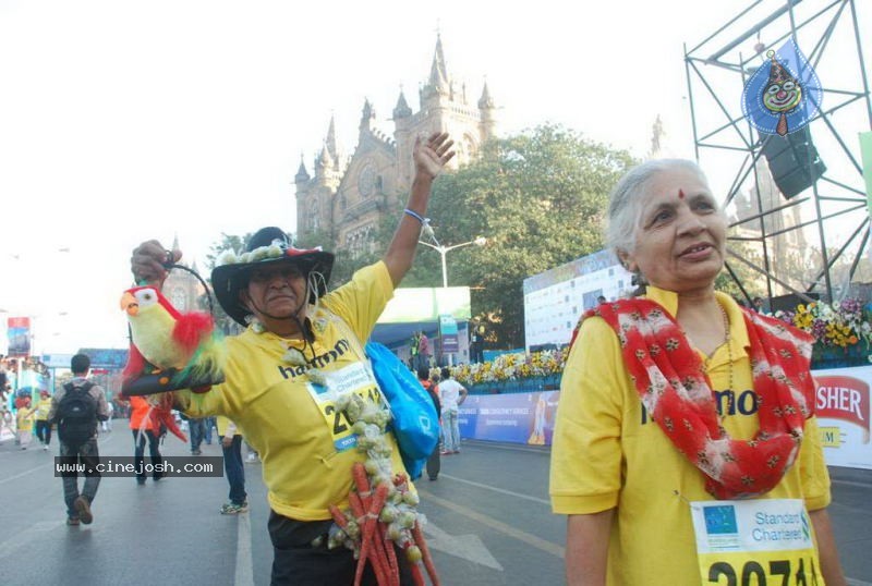 Bolly Celebs at Mumbai Marathon 2011 - 24 / 96 photos