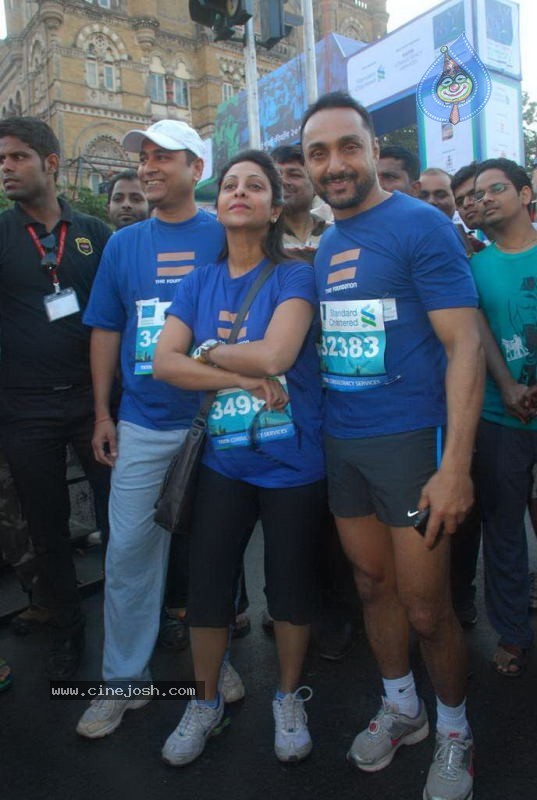 Bolly Celebs at Mumbai Marathon 2011 - 34 / 96 photos