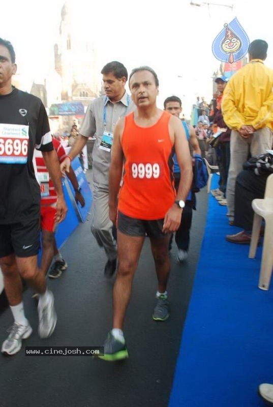 Bolly Celebs at Mumbai Marathon 2011 - 39 / 96 photos