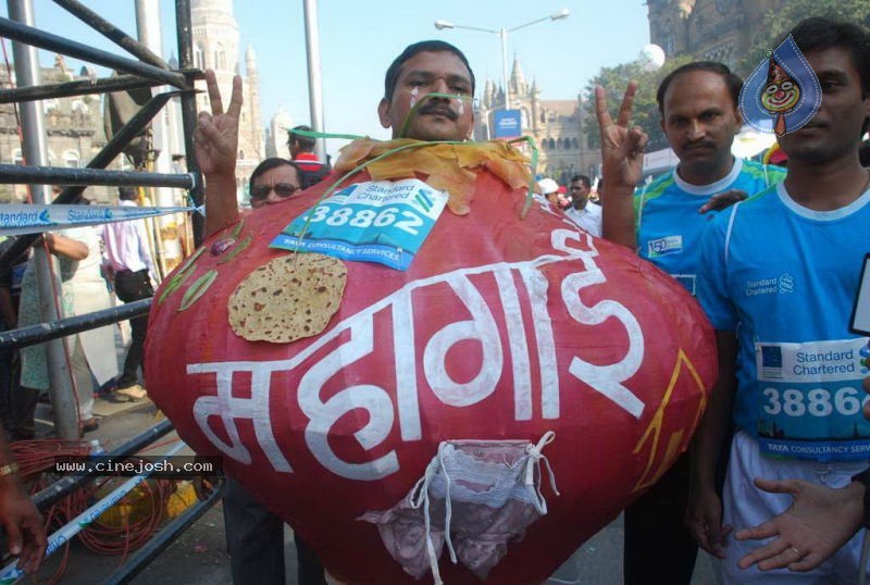 Bolly Celebs at Mumbai Marathon 2011 - 43 / 96 photos