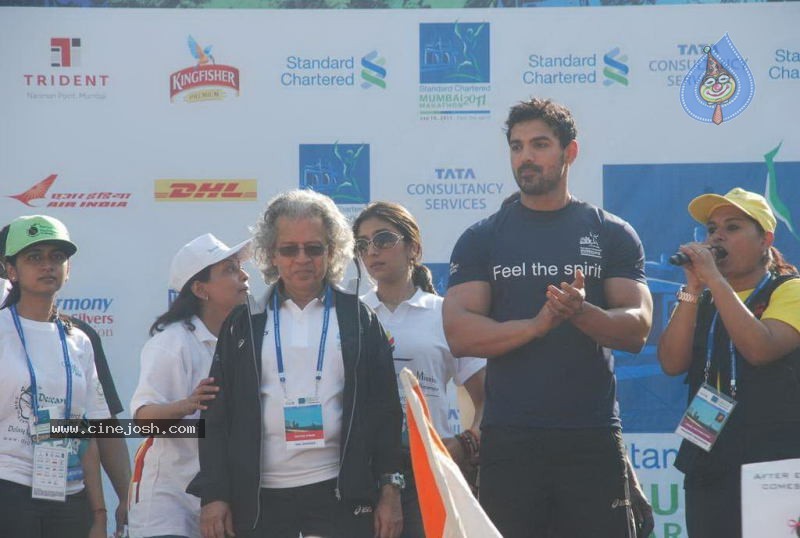 Bolly Celebs at Mumbai Marathon 2011 - 45 / 96 photos