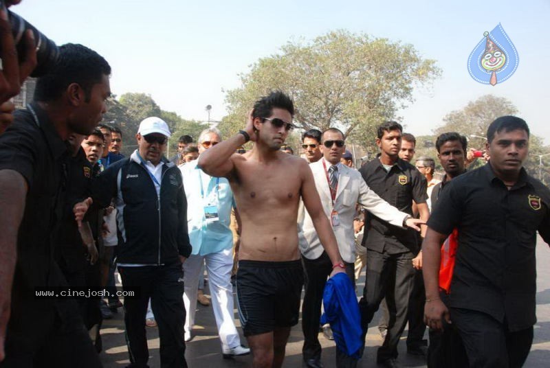 Bolly Celebs at Mumbai Marathon 2011 - 57 / 96 photos