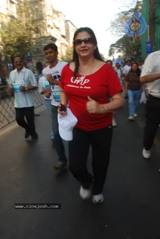 Bolly Celebs at Mumbai Marathon 2011 - 58 / 96 photos