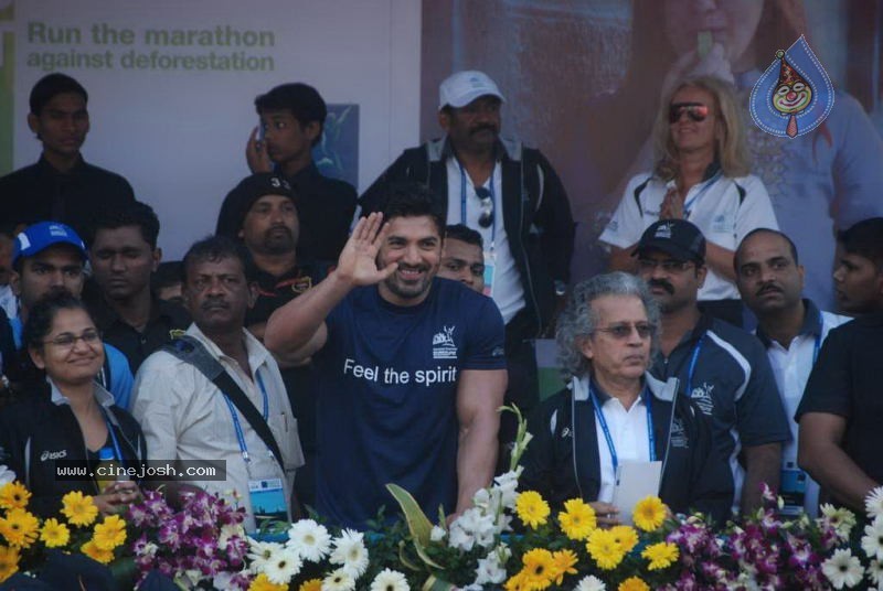 Bolly Celebs at Mumbai Marathon 2011 - 62 / 96 photos