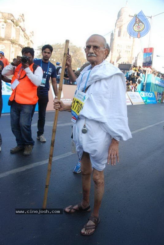 Bolly Celebs at Mumbai Marathon 2011 - 67 / 96 photos